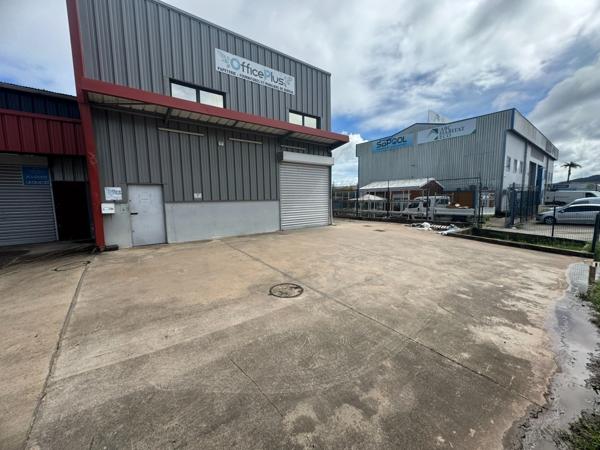 Magnifique opportunité de location d'un dépot de 280 m2 idéalement situé dans la zone d'activités de Cogneau Larivot