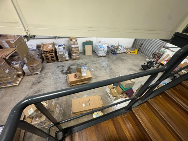 Magnifique opportunité de location d'un dépot de 280 m2 idéalement situé dans la zone d'activités de Cogneau Larivot