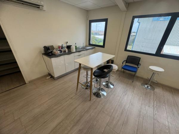 Magnifique opportunité de location d'un dépot de 280 m2 idéalement situé dans la zone d'activités de Cogneau Larivot