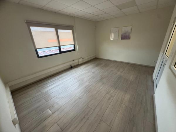 Magnifique opportunité de location d'un dépot de 280 m2 idéalement situé dans la zone d'activités de Cogneau Larivot