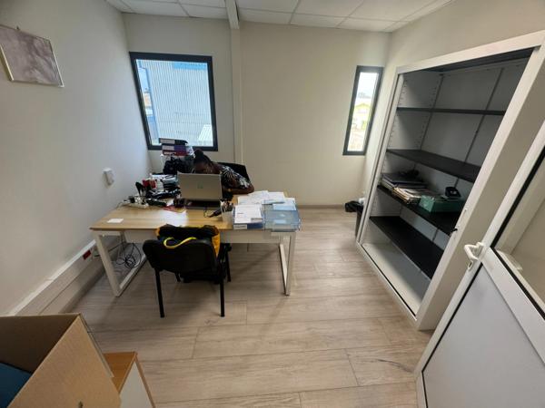 Magnifique opportunité de location d'un dépot de 280 m2 idéalement situé dans la zone d'activités de Cogneau Larivot