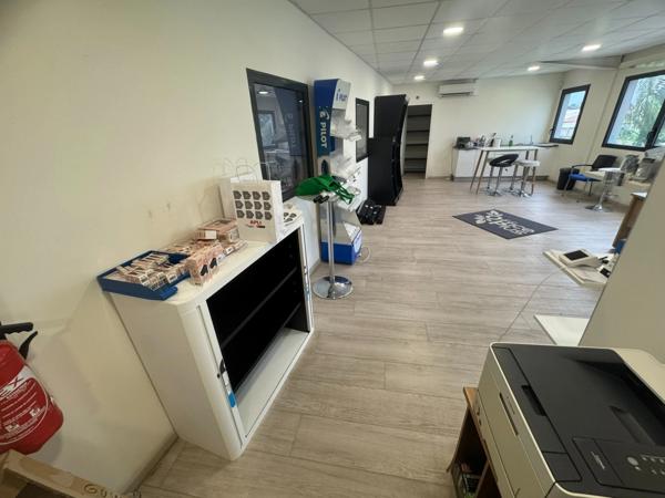 Magnifique opportunité de location d'un dépot de 280 m2 idéalement situé dans la zone d'activités de Cogneau Larivot