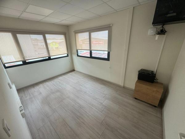 Magnifique opportunité de location d'un dépot de 280 m2 idéalement situé dans la zone d'activités de Cogneau Larivot