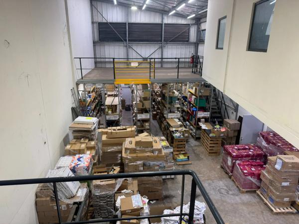 Magnifique opportunité de location d'un dépot de 280 m2 idéalement situé dans la zone d'activités de Cogneau Larivot