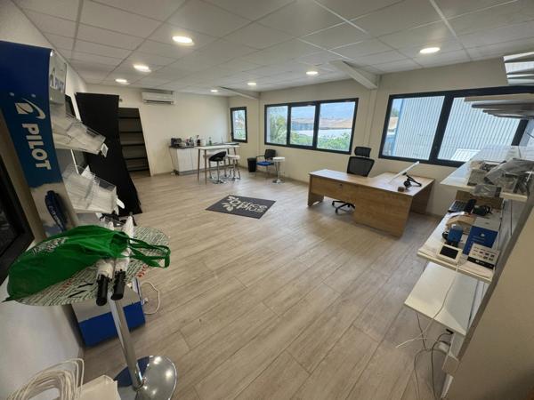 Magnifique opportunité de location d'un dépot de 280 m2 idéalement situé dans la zone d'activités de Cogneau Larivot