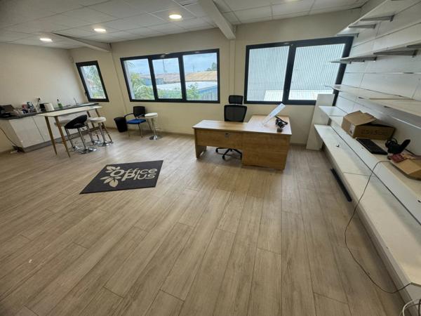 Magnifique opportunité de location d'un dépot de 280 m2 idéalement situé dans la zone d'activités de Cogneau Larivot