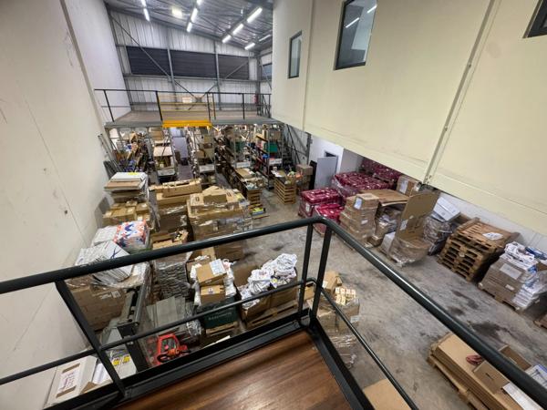 Magnifique opportunité de location d'un dépot de 280 m2 idéalement situé dans la zone d'activités de Cogneau Larivot