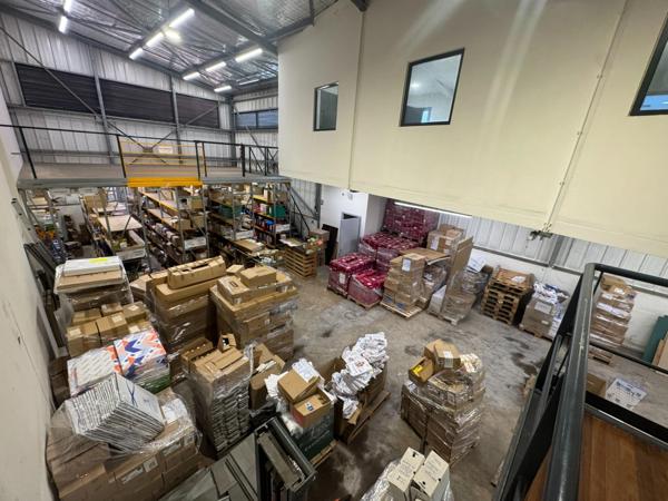 Magnifique opportunité de location d'un dépot de 280 m2 idéalement situé dans la zone d'activités de Cogneau Larivot