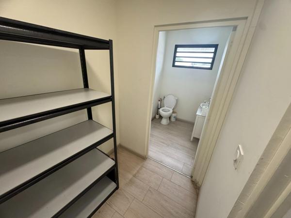 Magnifique opportunité de location d'un dépot de 280 m2 idéalement situé dans la zone d'activités de Cogneau Larivot