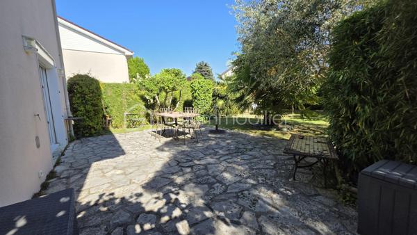 Plein centre de St Germain,  à deux pas des écoles et commerces,  maison familiale de 125 m2 au total édifiée sur un terrain arboré sans vis-à-vis de 462 m2. 

Entrée,  vaste pièce principale de 50 m2 avec cuisine ouverte entièrement équipée. Accès wc, buanderie et garage.  
Terrasse et grand jardin arboré.  

A l'étage, le palier dessert 3 chambres et une salle d'eau.

Situation idéale pour une vie de famille. Maison au goût du jour. Double vitrage.  DPE D. 

Visite sur rdv