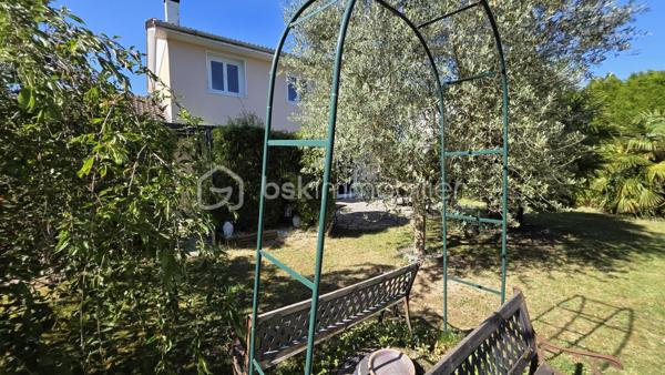 Plein centre de St Germain,  à deux pas des écoles et commerces,  maison familiale de 125 m2 au total édifiée sur un terrain arboré sans vis-à-vis de 462 m2. 

Entrée,  vaste pièce principale de 50 m2 avec cuisine ouverte entièrement équipée. Accès wc, buanderie et garage.  
Terrasse et grand jardin arboré.  

A l'étage, le palier dessert 3 chambres et une salle d'eau.

Situation idéale pour une vie de famille. Maison au goût du jour. Double vitrage.  DPE D. 

Visite sur rdv