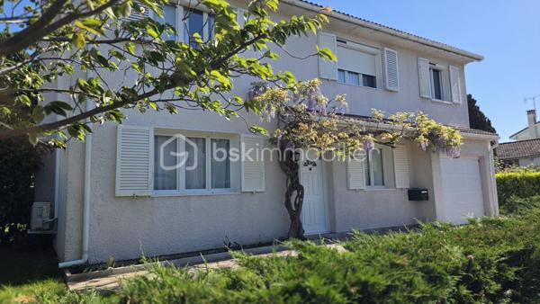 Plein centre de St Germain,  à deux pas des écoles et commerces,  maison familiale de 125 m2 au total édifiée sur un terrain arboré sans vis-à-vis de 462 m2. 

Entrée,  vaste pièce principale de 50 m2 avec cuisine ouverte entièrement équipée. Accès wc, buanderie et garage.  
Terrasse et grand jardin arboré.  

A l'étage, le palier dessert 3 chambres et une salle d'eau.

Situation idéale pour une vie de famille. Maison au goût du jour. Double vitrage.  DPE D. 

Visite sur rdv