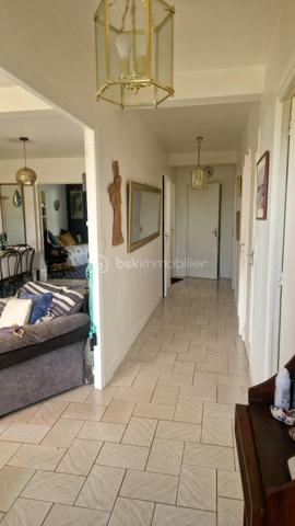 🏡 Magnifique pavillon d'environ 95 m², dans un lotissement calme, idéalement agencé pour votre confort !                                                                                   Dès l’entrée, vous découvrirez un couloir menant à un spacieux salon-salle à manger d'environ 28 m², agrémenté d'un poêle à bois, parfait pour recevoir ✨.                                                                                                                                                                       Un bureau d'environ 11 m², une chambre cosy d'environ 11 m², ainsi qu’une cuisine aménagée et équipée d'environ 8 m².                Au sous-sol, profitez d’une cuisine d’été d'environ 9 m², d’une seconde chambre d'environ 12 m² avec placard,                                     Une cave, et un immense garage d'environ 53 m² 🚗.                                                                                                                              Chauffage au bois et convecteurs, fenêtres en survitrage, raccordement au tout à l’égout...  
Terrain 1031 m2 clôturé.                                                                                                                                                                                      Une opportunité rare à saisir prés des commerces et des écoles,  dans un cadre paisible 🌳.                                                                                                                 Contactez-nous dès maintenant pour une visite !
