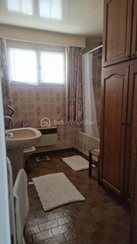 🏡 Magnifique pavillon d'environ 95 m², dans un lotissement calme, idéalement agencé pour votre confort !                                                                                   Dès l’entrée, vous découvrirez un couloir menant à un spacieux salon-salle à manger d'environ 28 m², agrémenté d'un poêle à bois, parfait pour recevoir ✨.                                                                                                                                                                       Un bureau d'environ 11 m², une chambre cosy d'environ 11 m², ainsi qu’une cuisine aménagée et équipée d'environ 8 m².                Au sous-sol, profitez d’une cuisine d’été d'environ 9 m², d’une seconde chambre d'environ 12 m² avec placard,                                     Une cave, et un immense garage d'environ 53 m² 🚗.                                                                                                                              Chauffage au bois et convecteurs, fenêtres en survitrage, raccordement au tout à l’égout...  
Terrain 1031 m2 clôturé.                                                                                                                                                                                      Une opportunité rare à saisir prés des commerces et des écoles,  dans un cadre paisible 🌳.                                                                                                                 Contactez-nous dès maintenant pour une visite !