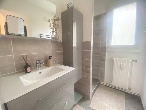 03300 -VICHY APPARTEMENT 3 PIÈCES AVEC CAVE -COEUR DE VILLE-