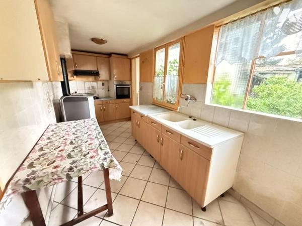 Maison en briques avec jardin