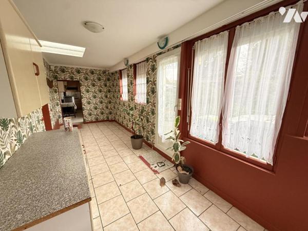 Maison en briques avec jardin
