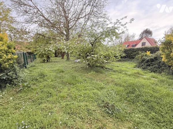 Maison en briques avec jardin