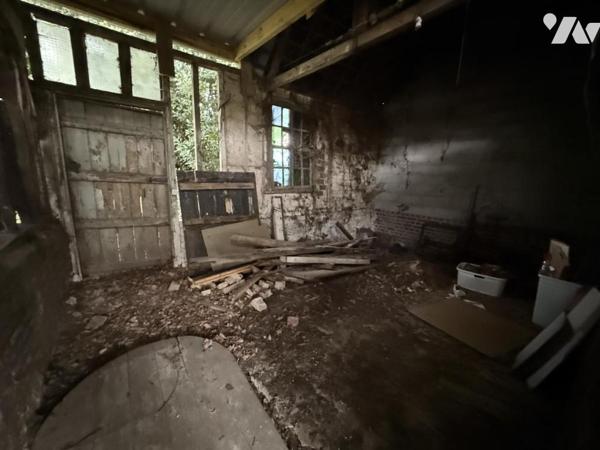 Maison en briques avec jardin