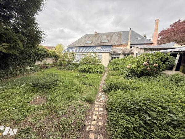 Maison en briques avec jardin