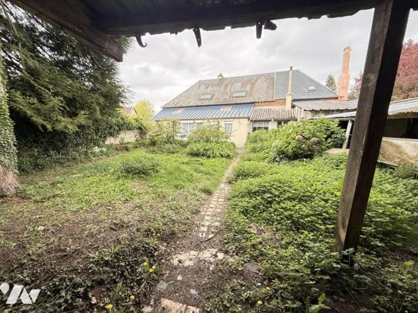 Maison en briques avec jardin
