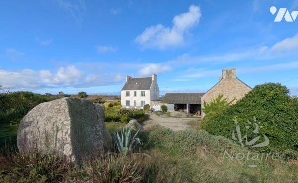 À moins de 300 m du bord de mer – Ensemble immobilier de charme avec vue mer et fort potentiel