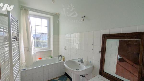 À moins de 300 m du bord de mer – Ensemble immobilier de charme avec vue mer et fort potentiel