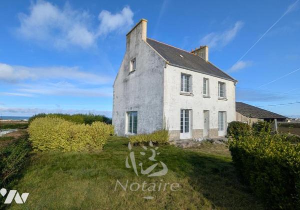 À moins de 300 m du bord de mer – Ensemble immobilier de charme avec vue mer et fort potentiel