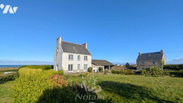 À moins de 300 m du bord de mer – Ensemble immobilier de charme avec vue mer et fort potentiel