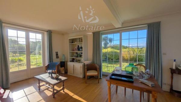 À moins de 300 m du bord de mer – Ensemble immobilier de charme avec vue mer et fort potentiel