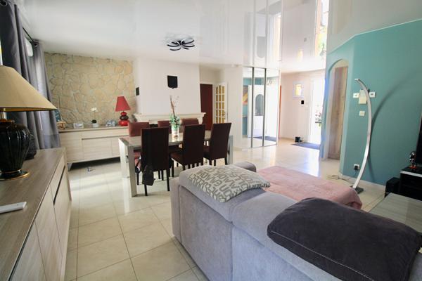 PRODUIT RARE , PAVILLON INDEPENDANT  HAB DE PLAIN PIED AVEC PISCINE ET SPA