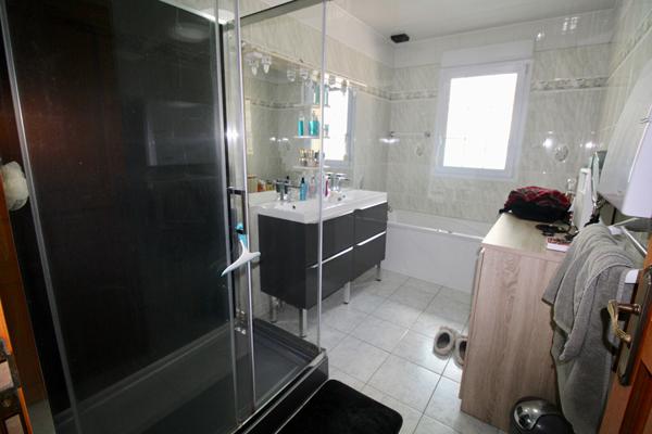 PRODUIT RARE , PAVILLON INDEPENDANT  HAB DE PLAIN PIED AVEC PISCINE ET SPA