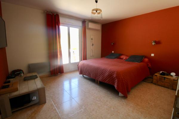 PRODUIT RARE , PAVILLON INDEPENDANT  HAB DE PLAIN PIED AVEC PISCINE ET SPA