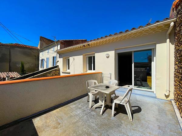 Maison de village garage et terrasse.