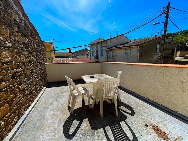 Maison de village garage et terrasse.