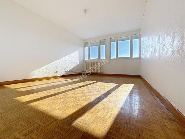 Bel appartement traversant de 3 pièces avec balcon, dernier étage, garage et cave à Montauban