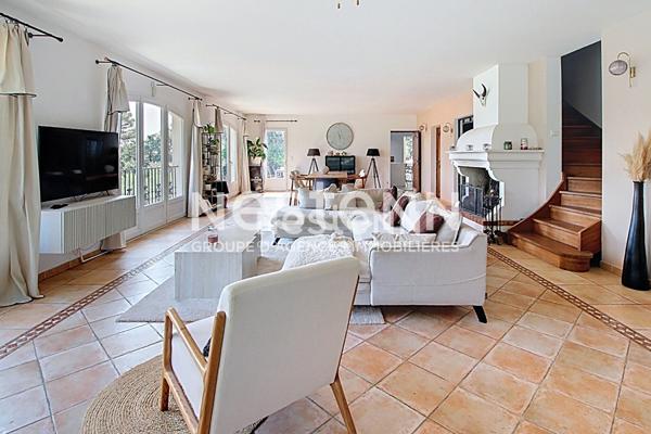 Propriété à Lorgues de 306m2 dont deux T2 indépendant + piscine forme libre sur un terrain de 1817m²