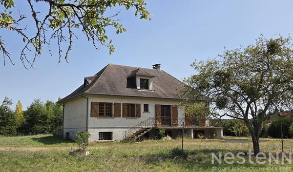 Maison de construction traditionnelle sur un magnifique terrain de plus de 4000 m² . Fort potentiel à exploiter !