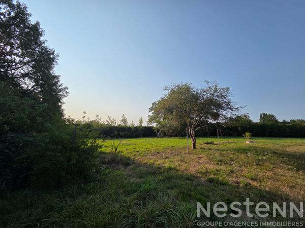 Maison de construction traditionnelle sur un magnifique terrain de plus de 4000 m² . Fort potentiel à exploiter !