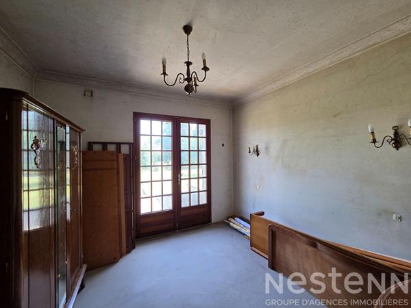 Maison de construction traditionnelle sur un magnifique terrain de plus de 4000 m² . Fort potentiel à exploiter !