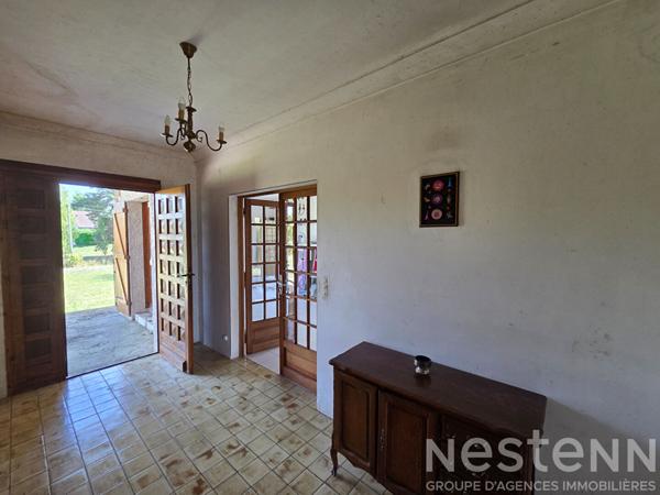 Maison de construction traditionnelle sur un magnifique terrain de plus de 4000 m² . Fort potentiel à exploiter !