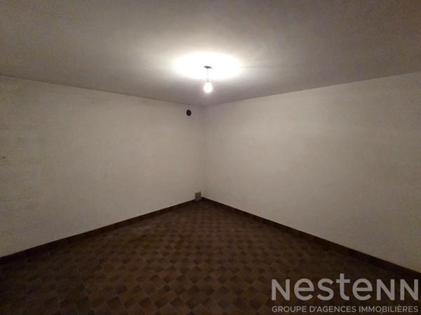 Maison de construction traditionnelle sur un magnifique terrain de plus de 4000 m² . Fort potentiel à exploiter !