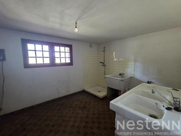 Maison de construction traditionnelle sur un magnifique terrain de plus de 4000 m² . Fort potentiel à exploiter !