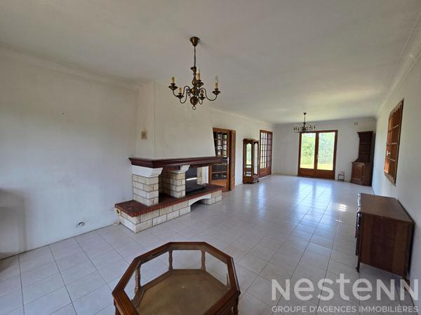 Maison de construction traditionnelle sur un magnifique terrain de plus de 4000 m² . Fort potentiel à exploiter !