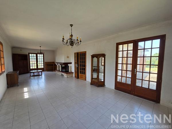 Maison de construction traditionnelle sur un magnifique terrain de plus de 4000 m² . Fort potentiel à exploiter !