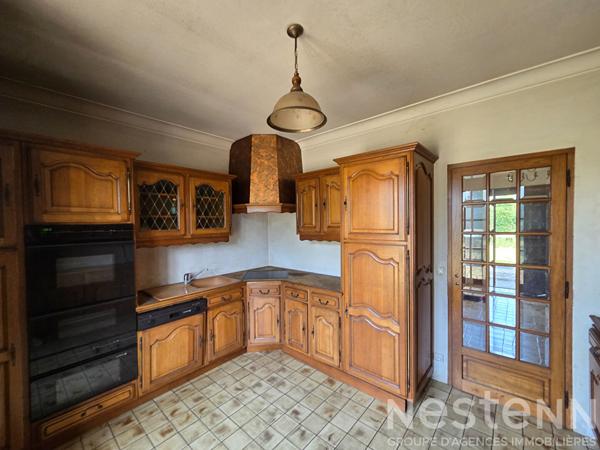 Maison de construction traditionnelle sur un magnifique terrain de plus de 4000 m² . Fort potentiel à exploiter !