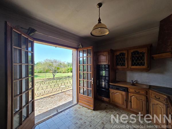 Maison de construction traditionnelle sur un magnifique terrain de plus de 4000 m² . Fort potentiel à exploiter !