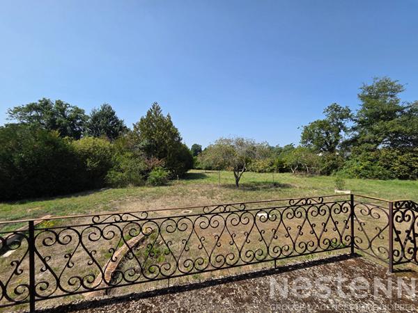 Maison de construction traditionnelle sur un magnifique terrain de plus de 4000 m² . Fort potentiel à exploiter !