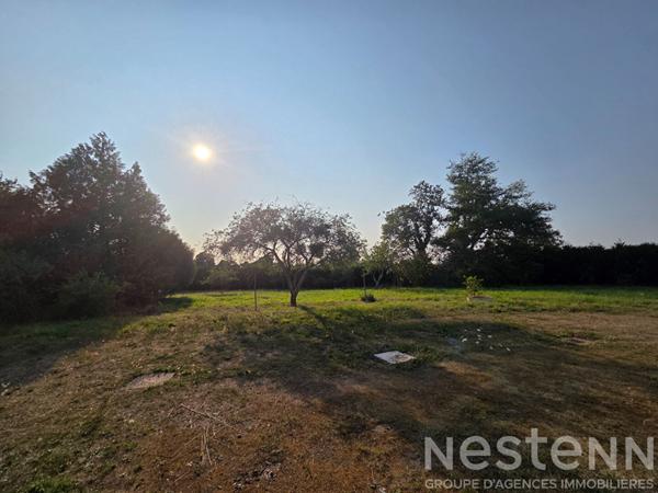 Maison de construction traditionnelle sur un magnifique terrain de plus de 4000 m² . Fort potentiel à exploiter !
