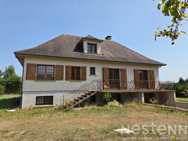 Maison de construction traditionnelle sur un magnifique terrain de plus de 4000 m² . Fort potentiel à exploiter !